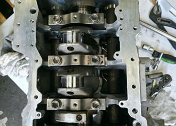 Land Rover engine crankshaft inspection