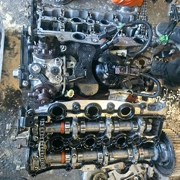 Land Rover cylinder head camshaft inspection