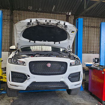 Jaguar engine rebuild with components removed