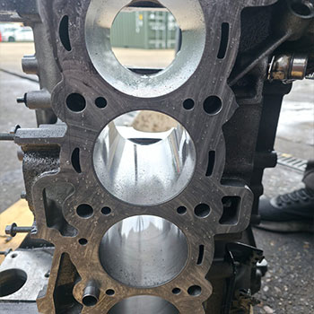Land Rover engine piston and bore inspection