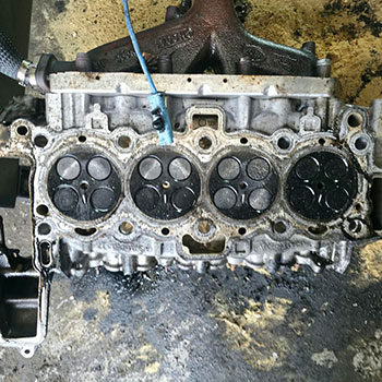 Land Rover cylinder head combustion chamber inspection