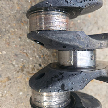 Damaged Land Rover engine crankshaft journal