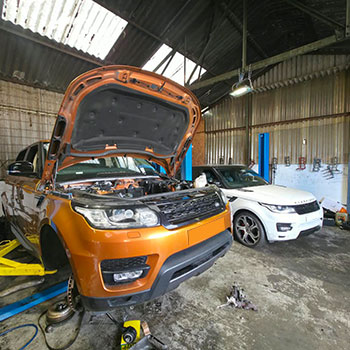 Range Rover Sport at specialist engine rebuild facility