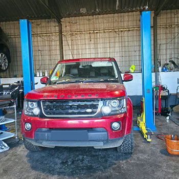 Land Rover Discovery 4 in engine repair workshop
